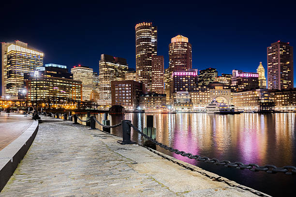 boston skyline w nocy (panorama) - boston skyline panoramic night zdjęcia i obrazy z banku zdjęć