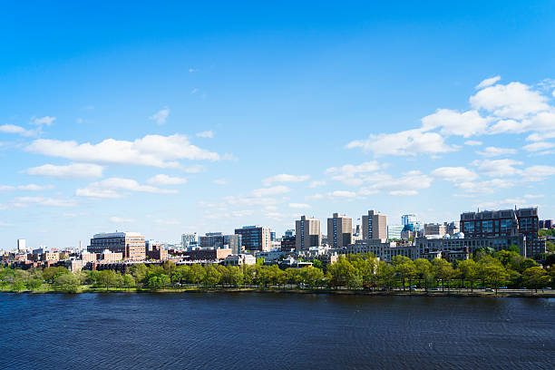 universidad de boston con charles river - boston skyline charles river blue fotografías e imágenes de stock