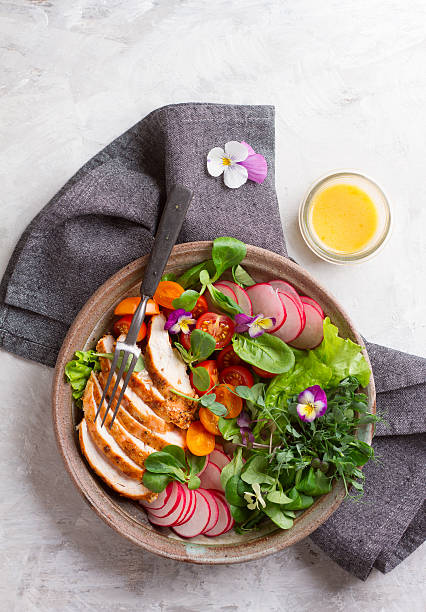 ensalada de primavera con verduras, pechuga de pollo y flowe comestible - grilled chicken chicken corn salsa fotografías e imágenes de stock