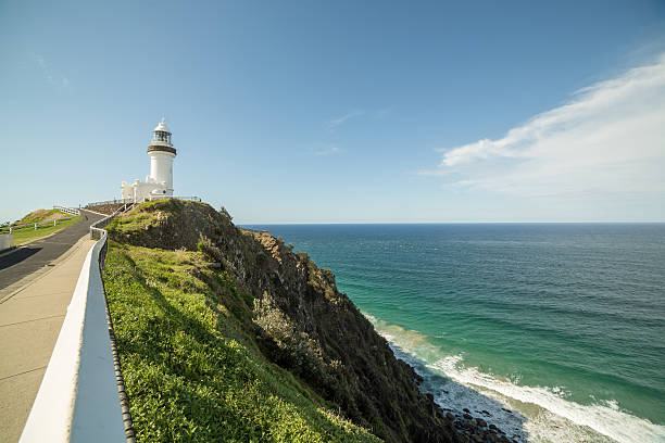 cape byron lighthouse above pacific ocean - direction sea lighthouse landscape imagens e fotografias de stock
