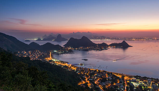 bellissima vista notturna di rio de janeiro - rio de janeiro night sugarloaf mountain corcovado foto e immagini stock