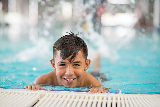 kopanie na krawędzi, jeśli basen - swimming child swimming pool indoors zdjęcia i obrazy z banku zdjęć