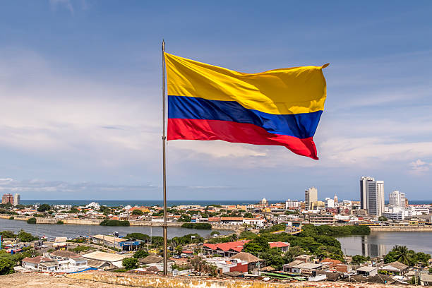 флаг колумбии над городом картахена, колумбия - south american culture стоковые фото и изображения