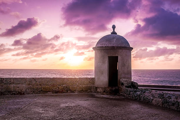 atardecer púrpura sobre muro defensivo - cartagena de indias, colombia - architecture bright vibrant color brilliant fotografías e imágenes de stock