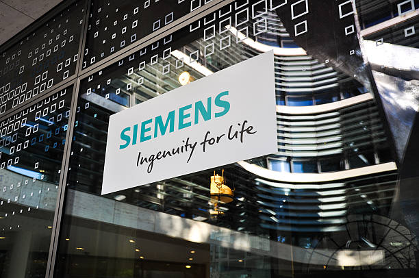 siemes logo at door of new headquarters - munich, germany - engineering nobody contemporary new imagens e fotografias de stock
