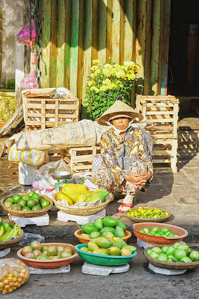 신선한 바나나 망고와 라임을 판매하는 아시아 상인 - lime market vietnam fruit 뉴스 사진 이미지