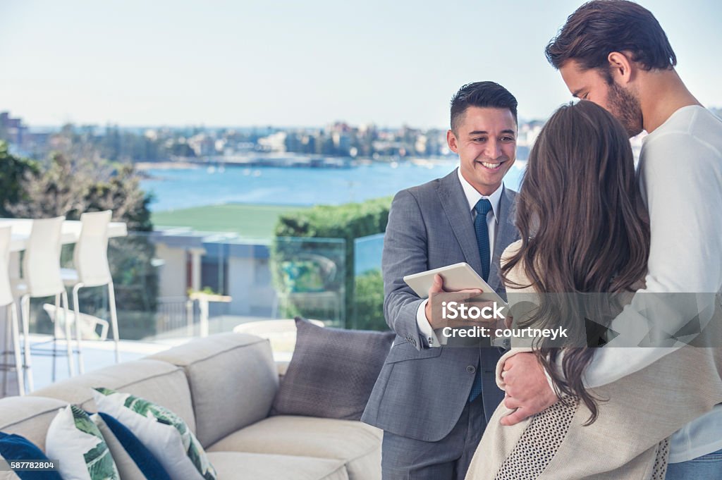 Agent immobilier avec couple en maison de luxe. - Photo de Agent immobilier libre de droits