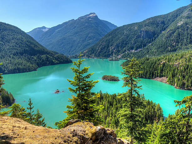 lago turchese delle cascate nord - north cascades national park northern cascade range reservoir mountain foto e immagini stock