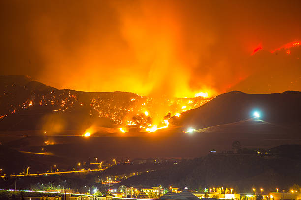 fotografía nocturna de larga exposición del incendio forestal de santa clarita - deforestación desastre ecológico fotografías e imágenes de stock