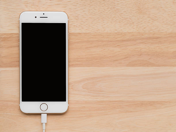 apple iphone6 aufladen mit lightning usb-kabel - adapter apple stock-fotos und bilder