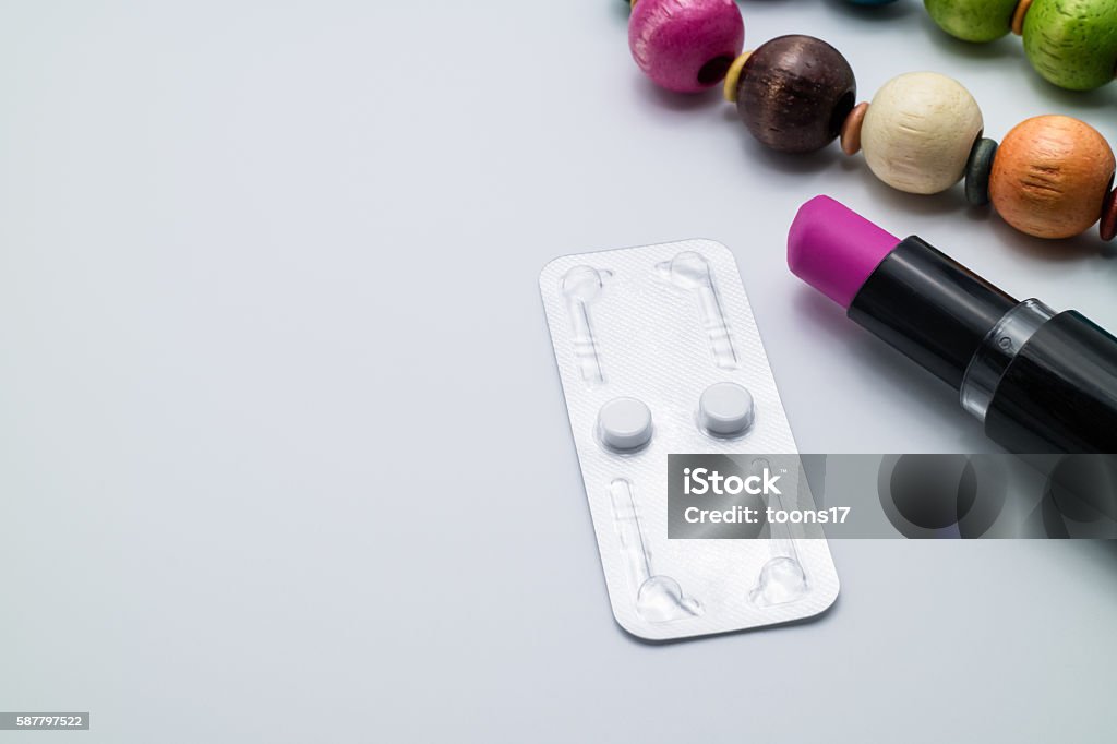 Pigułki antykoncepcyjne, lub rano po pigułki z kobietą rzeczy. - Zbiór zdjęć royalty-free (Pigułka antykoncepcyjna)