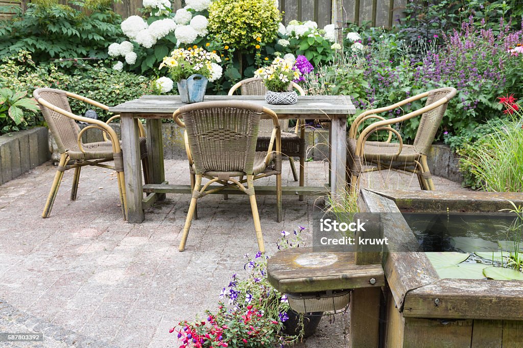 Holztisch und Stühle in einem Ziergarten - Lizenzfrei Hausgarten Stock-Foto