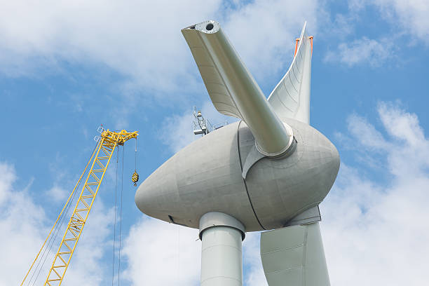 montage von flügeln niederländische windkraftanlage mit großem kran - air transport building fotos stock-fotos und bilder