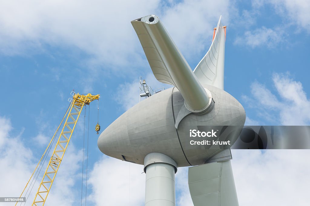Assembling wings Dutch windturbine with large crane - Royalty-free Rüzgar Türbini Stok görsel