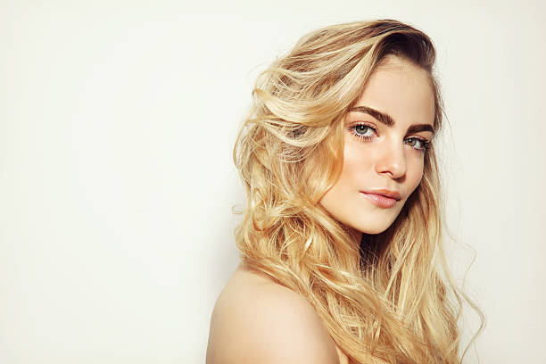 limpieza de belleza  - blond hair women curly hair make up fotografías e imágenes de stock