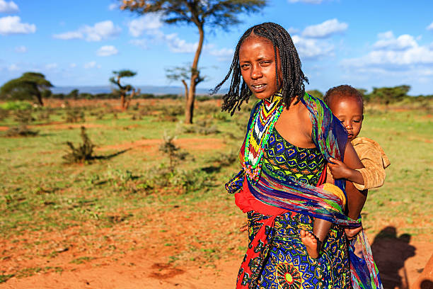 молодая мать с ее ребенка для переноски борана племени, эфиопия, африка - africa ethiopia indigenous culture african tribal culture стоковые фото и изображения