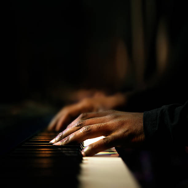 hände spielen klavier nahaufnahme - pianist stock-fotos und bilder