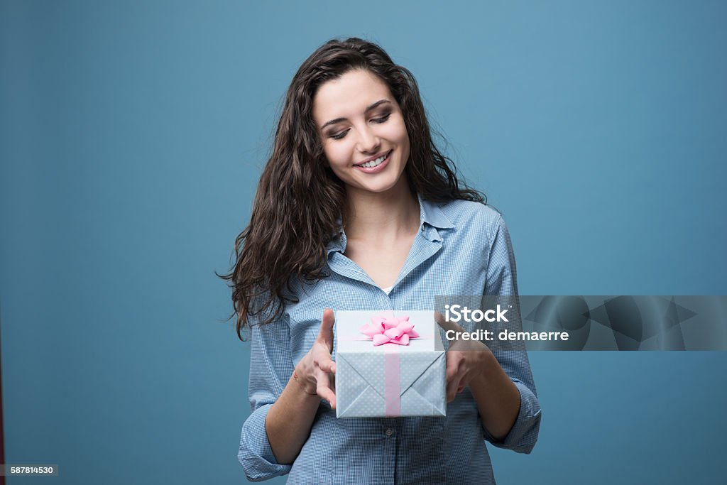 Mädchen geben ein wunderschönes Geschenk - Lizenzfrei Geschenk Stock-Foto