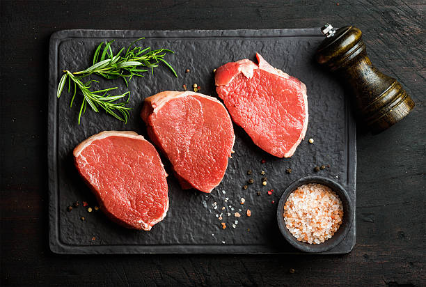 filetes de carne cruda eye round con especias y romero - round of beef fotografías e imágenes de stock