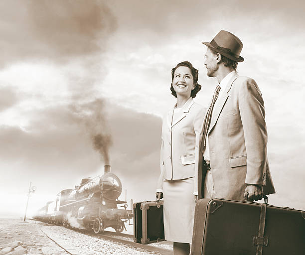 élégant couple vintage partant avec bagages - suitcase retro revival women old fashioned photos et images de collection