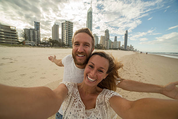 서퍼스 의 낙원 해변에서 셀카 초상화를 찍는 백인 부부 - australia photographing camera beach 뉴스 사�진 이미지