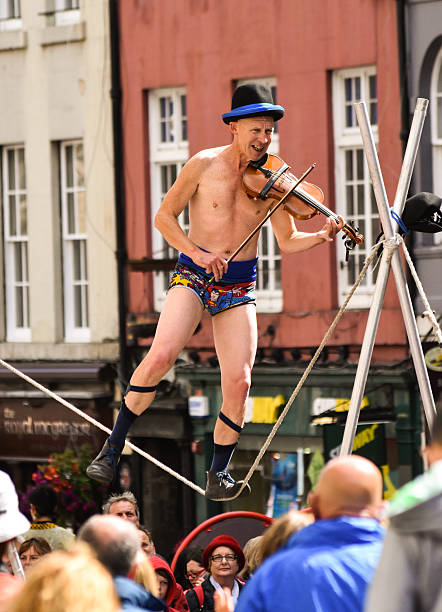 highrope walking street performer at edinburgh fringe. - scottish music imagens e fotografias de stock