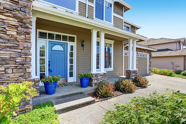 sehr gepflegtes amerikanisches haus mit wunderschöner outdoor-landschaft. - haustür stock-fotos und bilder