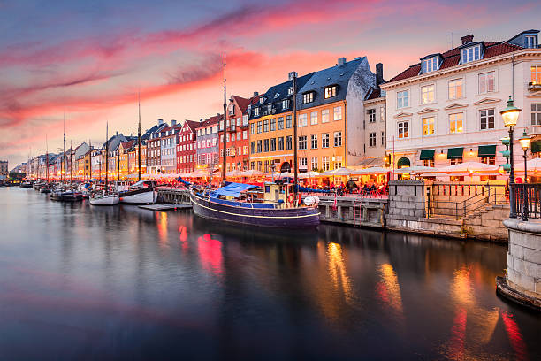 copenhague, dinamarca en el canal de nyhavn - oresund escandinavia fotografías e imágenes de stock