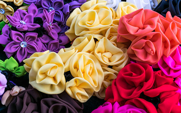 fiori realizzati in tessuto multicolore. fai un hairgrip - hairgrip foto e immagini stock