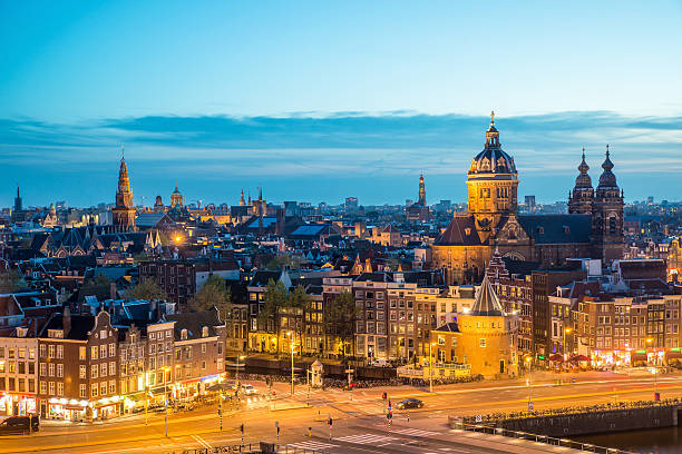 夜のアムステルダムのスカイライン、アムステルダム、オランダ。 - amsterdam netherlands city skyline ストックフォトと画像