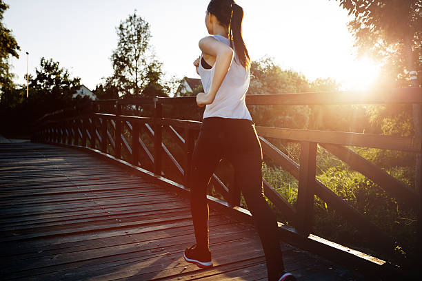piękna scena kobiecego joggera - running jogging urban scene city life zdjęcia i obrazy z banku zdjęć