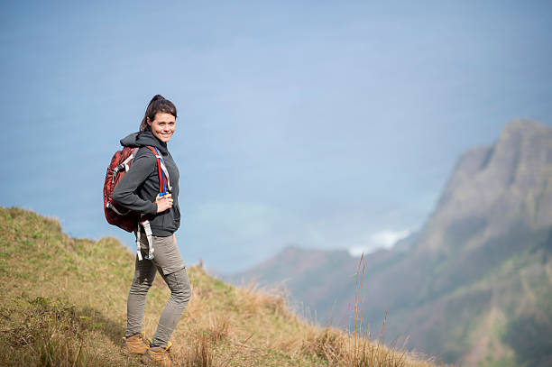 escursioni in hawaiian montagne - ponytail brown hair tourist women foto e immagini stock