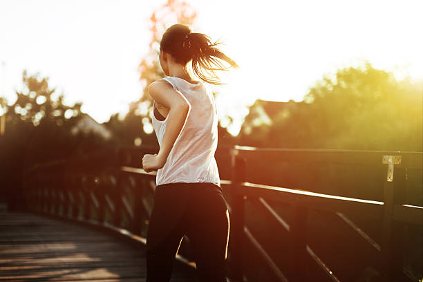 piękna scena kobiecego joggera - running jogging urban scene city life zdjęcia i obrazy z banku zdjęć