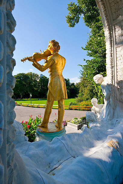 monumento johann strauss, viena - vienna austria statue johann strauss statue - fotografias e filmes do acervo