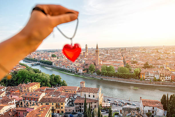 сердце на фоне городского пейзажа вероны - verona italy travel europe sunlight стоковые фото и изображения