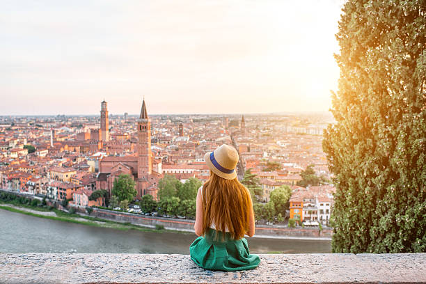 ヴェローナ市の美しい景色を楽しむ女性 - verona italy travel europe sunlight ストックフォトと画像