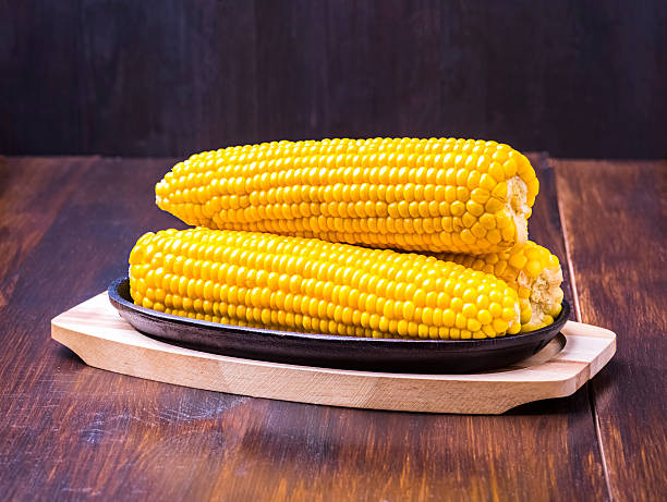kukurydza cukrowa, masło i sól - corn on the cob corn cooked boiled zdjęcia i obrazy z banku zdjęć