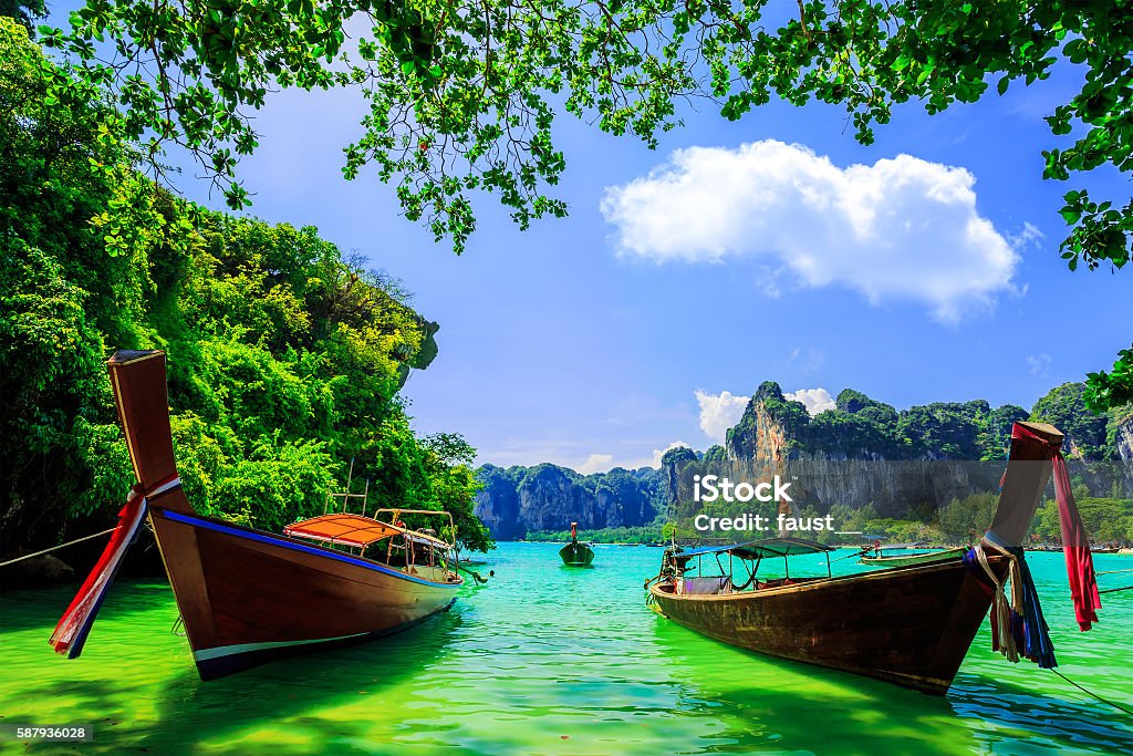 Tradizionale barca longtail sulla spiaggia di Railay, Ao Nang, Thailandia - Foto stock royalty-free di Isola di Koh Samui