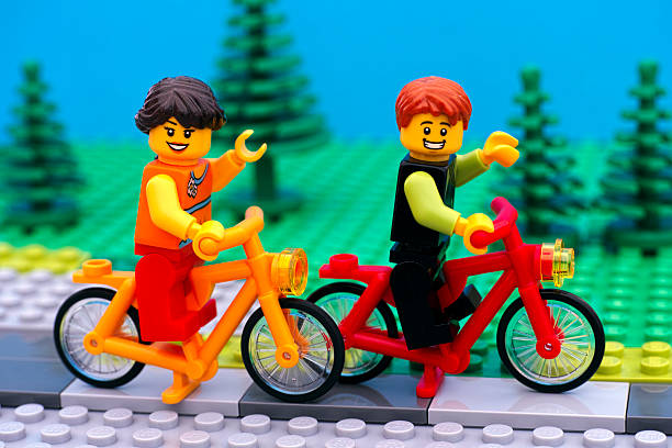 公園で自��転車に乗ってレゴの男の子と女の子 - toy figurine plastic editorial ストックフォトと画像