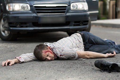 Hombre atropellado por un coche photo