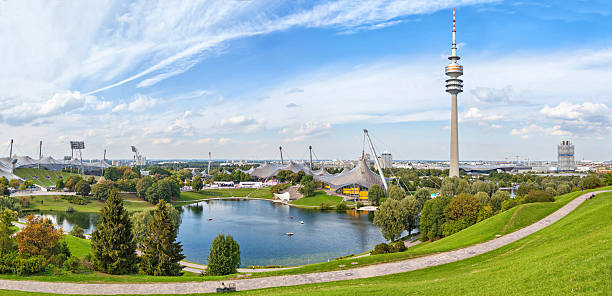 panorama des olympiaparks in münchen - olympischer park veranstaltungsort stock-fotos und bilder
