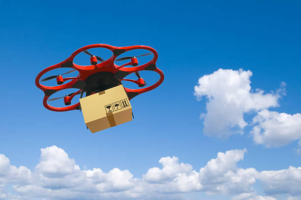 voando drone arial com um pacote e céu nublado - versand - fotografias e filmes do acervo