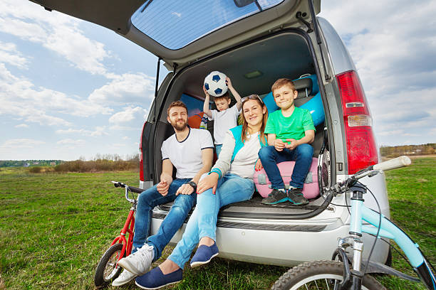 famiglia felice che va a fare un viaggio in auto in estate - car family picnic vacations foto e immagini stock