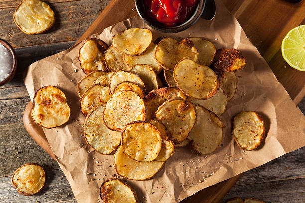 patatine fritte piccanti al peperoncino e pepe fatte in casa - roasted potatoes prepared potato herb food foto e immagini stock