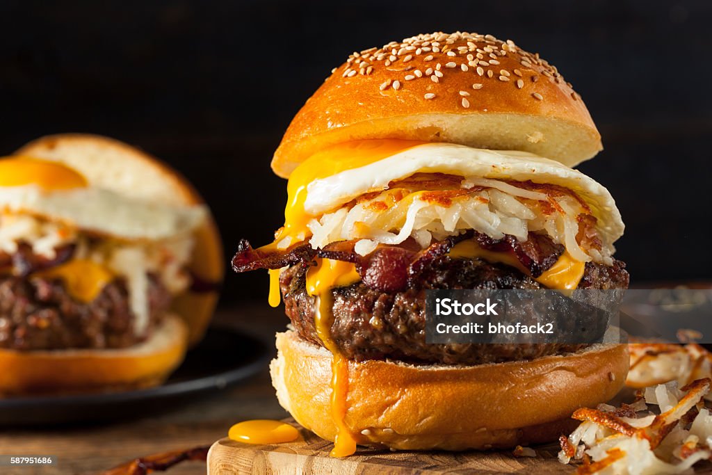 Desayuno casero Hamburguesa con queso con tocino - Foto de stock de Hamburguesa - Alimento libre de derechos