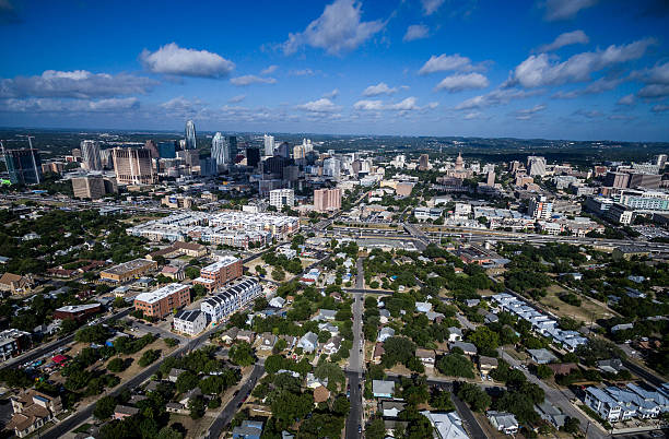 dramatyczna perspektywa nad east austin texas aerial cityscape - east zdjęcia i obrazy z banku zdjęć
