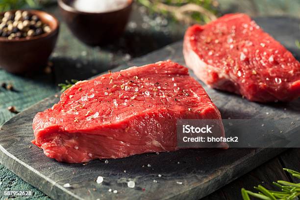 Foto de Bife De Lombo Orgânico Cru e mais fotos de stock de Bife - Bife, Carne, Cru