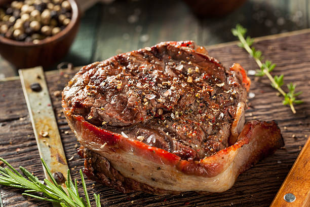 bio gras fed speck gewickelt sirloin steak - steak filet mignon gourmet fillet stock-fotos und bilder