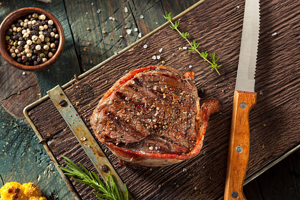 organic grass fed bacon owinięte stek z polędwicy - cooked sirloin steak steak green zdjęcia i obrazy z banku zdjęć