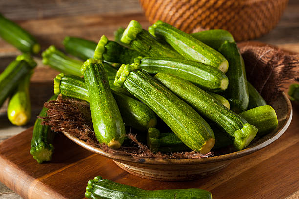 calabacín verde crudo orgánico para bebés - zucchini flower squash summer fotografías e imágenes de stock